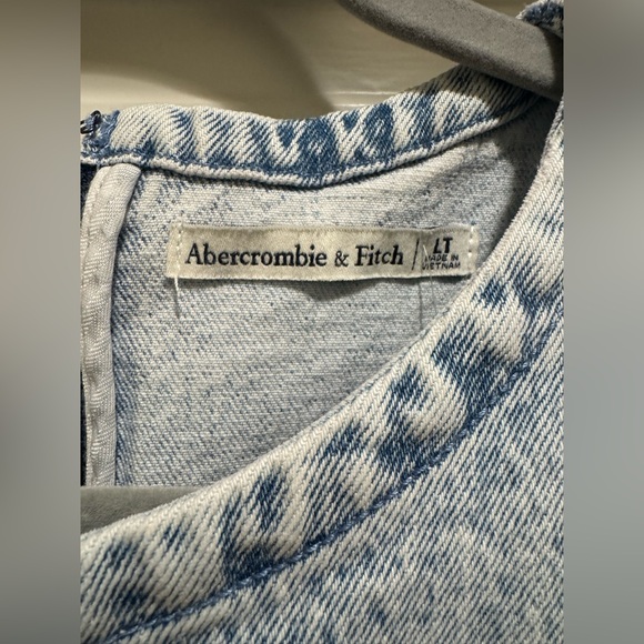 NWT | Never Worn | Abercrombie Shell Denim Dress | Large Tall | Light-wash - Picture 3 of 6